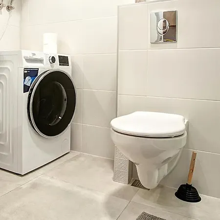 College Flat - Wi-fi With 600 Mbit Speed 아파트 *