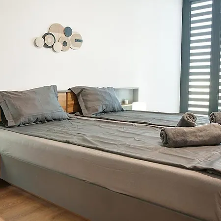 College Flat - Wi-fi With 600 Mbit Speed Apartment